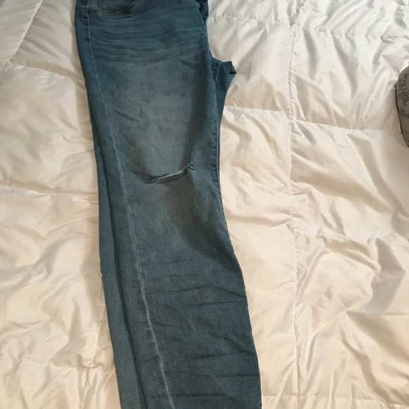 Ripped skinny jeans - Picture 2 of 3